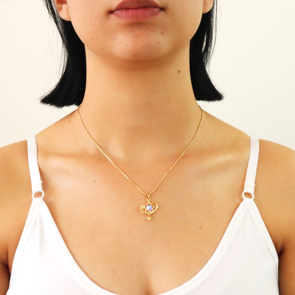 Elegant Gold Pendant Necklace
